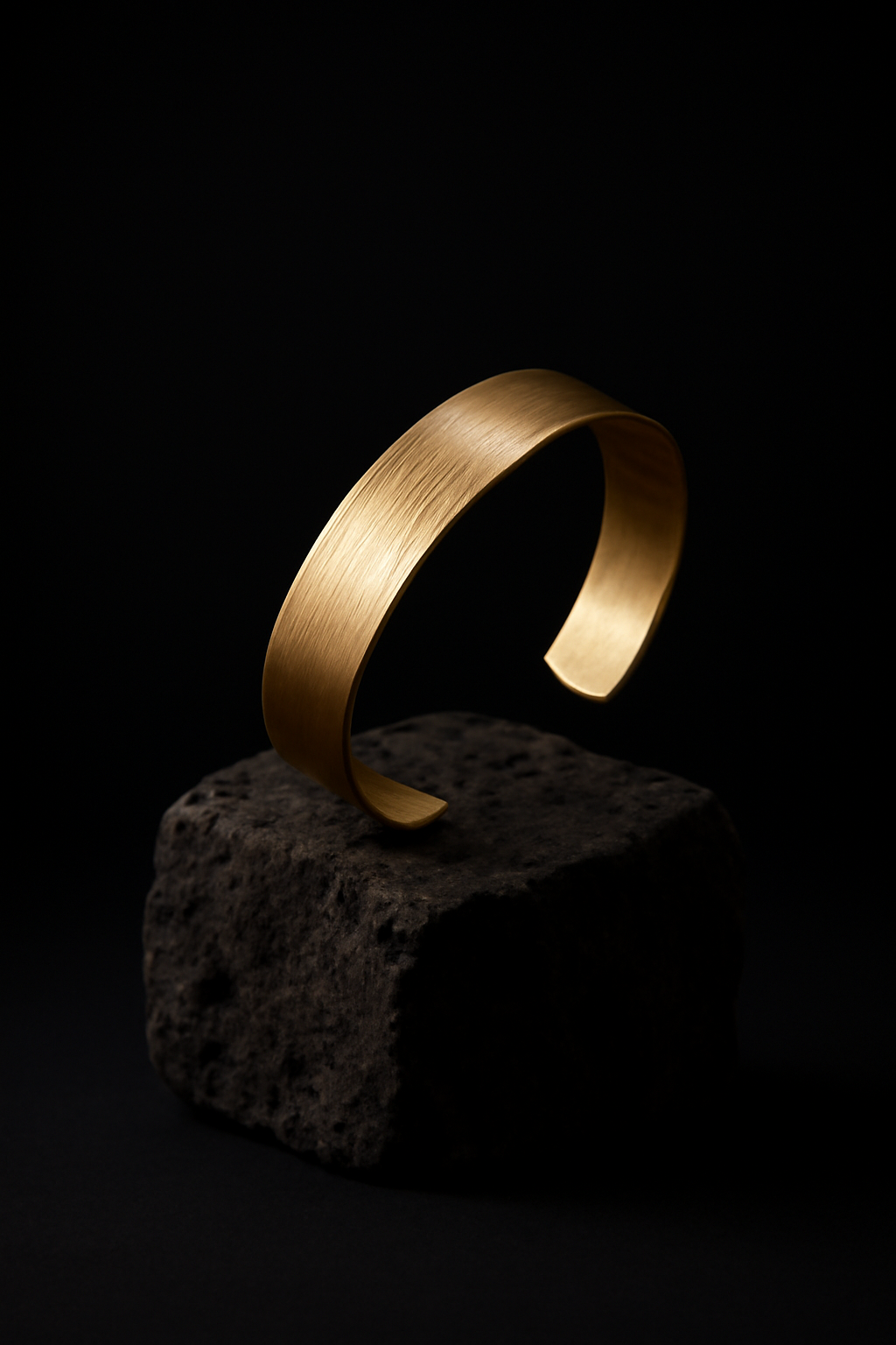 Obsidian Gold Poise — Jewellery AI image prompt example generated with ChatGPT (jewellery, gold)