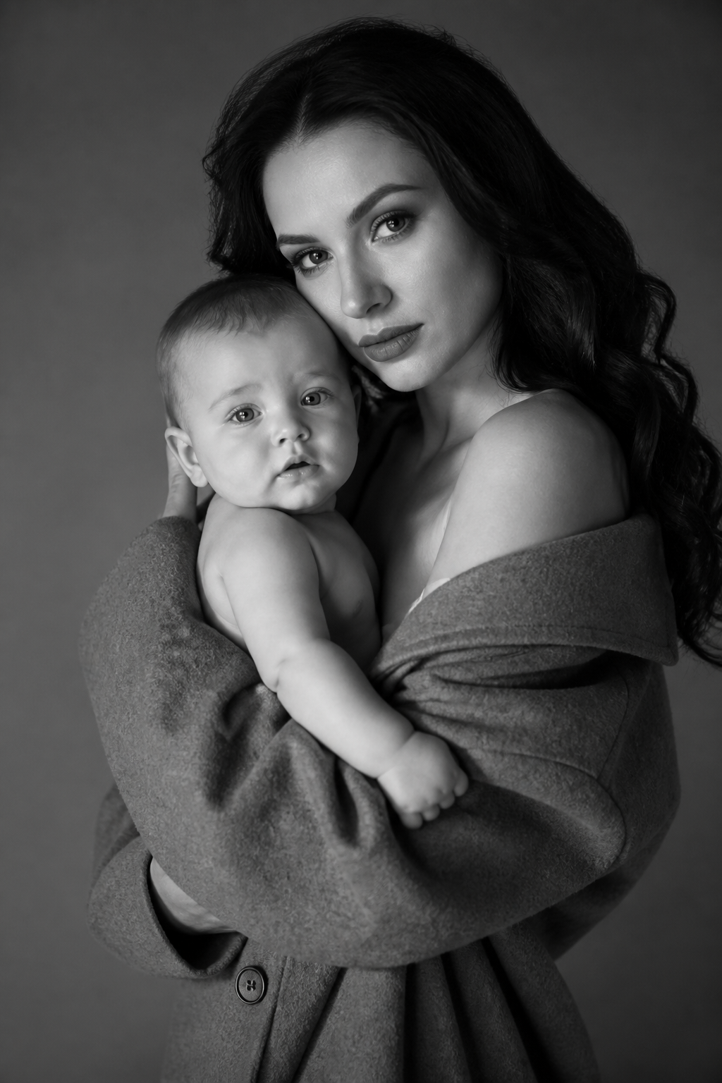 Motherhood Fine Art — Portrait AI image prompt example generated with Gemini (motherhood, portrait)